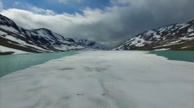 Donmuş göl üzerinde uçan