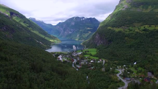 ノルウェーのフィヨルド・ガイレンジャーの航空写真 — ストック動画