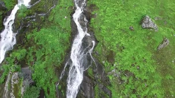 Вид с воздуха на водный поток — стоковое видео