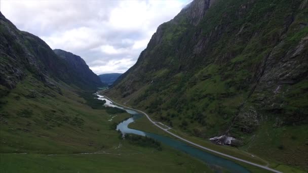 Мальовнича дорога в норвезькій долині — стокове відео