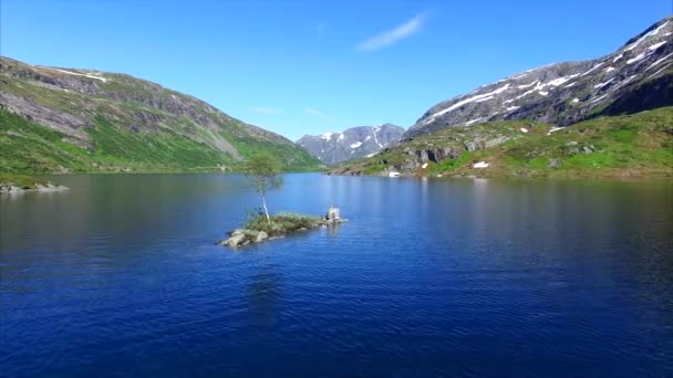 Volare sopra il bellissimo lago in Norvegia — Video Stock