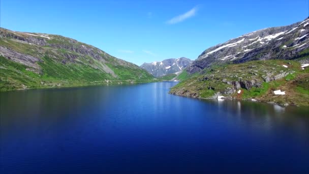 Lake in norwegian mountains — Stock Video