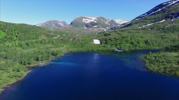 Volando sobre el lago hacia la cascada en Noruega — Vídeo de stock