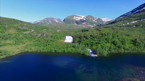 Vuelo hacia cascada en Noruega — Vídeos de Stock