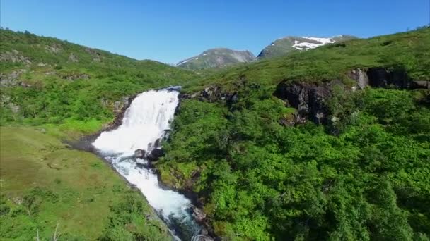 Flyga över ett vackert vattenfall i Norge — Stockvideo