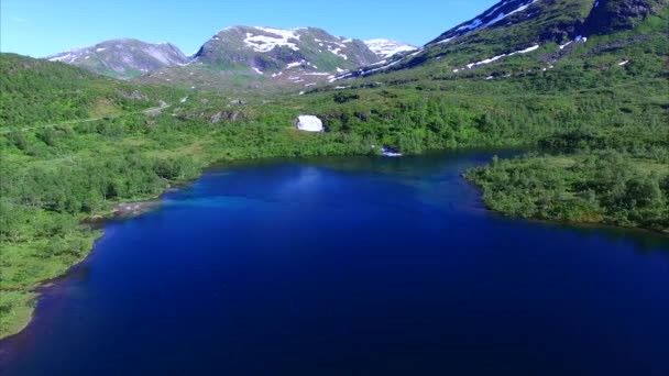 Красивое озеро с водопадом в Норвегии, вид с воздуха — стоковое видео