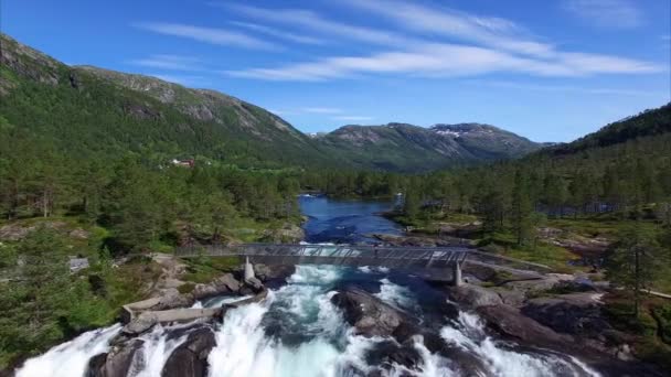 Niña viendo cascada en Noruega — Vídeo de stock