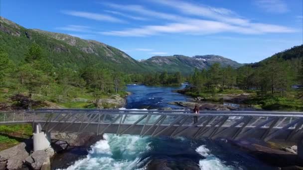 Jeune fille regarder cascade Likholefossen — Video