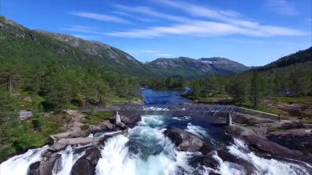 Съёмки с воздуха водопада Лихолефоссен в Норвегии — стоковое видео