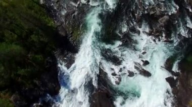 Norveç'te akıntıile nehir üzerinde uçan