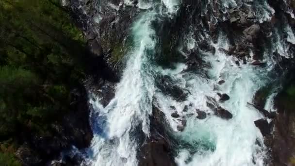 Repülő felett folyó zuhatag a Norvégiában — Stock videók