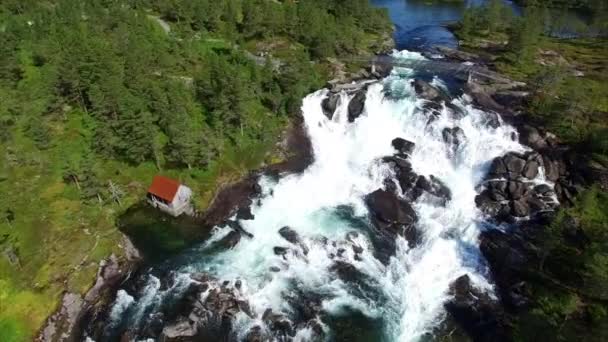 Водопад Лихолефоссен в Норвегии, вид с воздуха — стоковое видео
