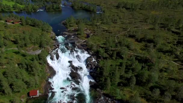 Вид с воздуха на водопад Лихолефоссен в Норвегии — стоковое видео