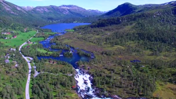 Flygbild över Likholefossen vattenfall i Norge — Stockvideo