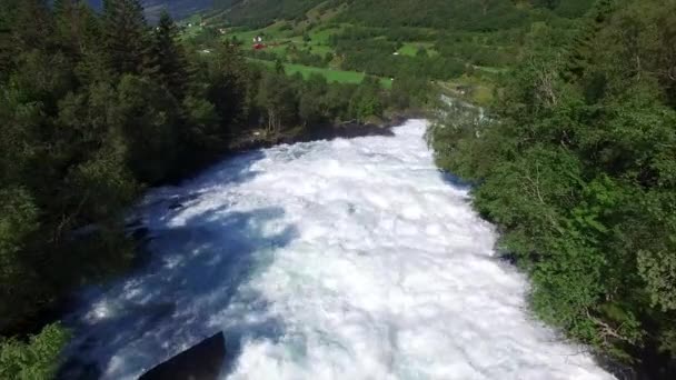 Вид с воздуха на речные пороги на норвежской реке — стоковое видео