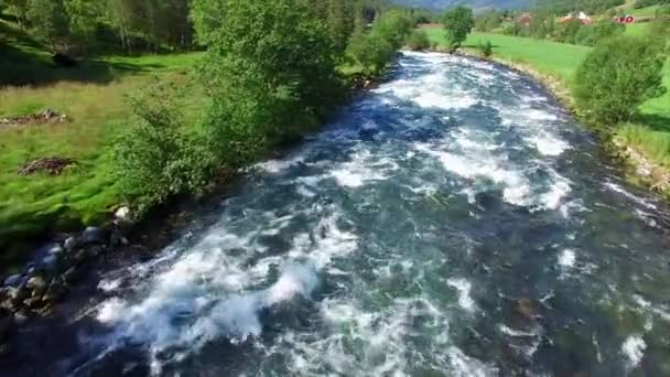 Vliegen boven snel rivier in Noorwegen — Stockvideo
