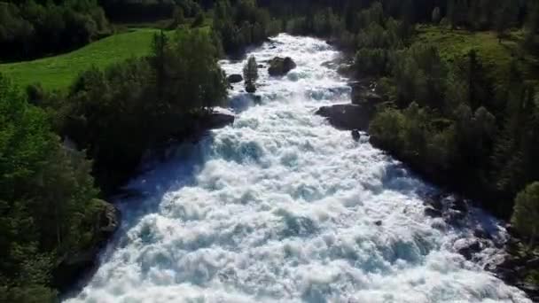 Rapides fluviaux Vallestadfossen en Norvège, vue aérienne — Video