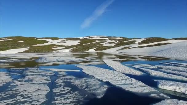 Bloques de hielo en el lago congelado — Vídeos de Stock