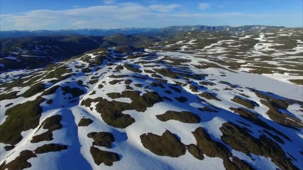Koude Noorse landschap uit de lucht — Stockvideo