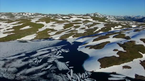 Descida acima do lago congelado na Noruega — Vídeo de Stock