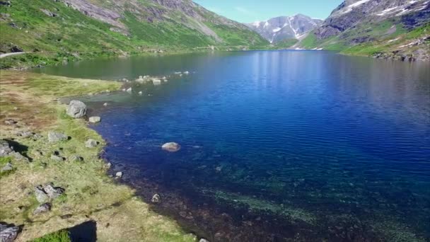 Velhas casas tradicionais norueguesas por lago, vista aérea — Vídeo de Stock