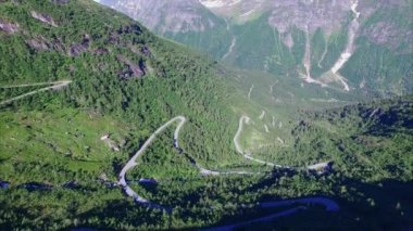 Dağ yolundan Norveç'te saç tokası eğrileri