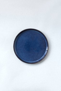 Beyaz desenli arka planda düz mavi plaka yatıyordu.