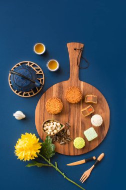 Sonbahar festivalinin ortasında düzleşen ay çöreği çayı, yiyecek ve içeceği mavi arka planda hayat devam ediyor..