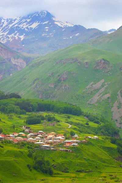 Vallée de montagne. La Géorgie. Du Caucase. Kazbegie. Stepantsminda. Kaz ! — Photo
