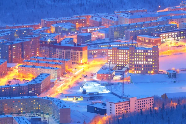 Khibiny Mountains, Kirovsk, Rússia. Cidade noturna . — Fotografia de Stock