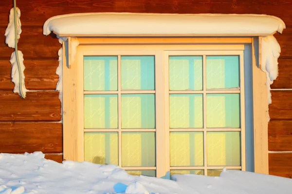 Het huis gebracht door sneeuw. Het gesloten venster. Blizzard. — Stockfoto