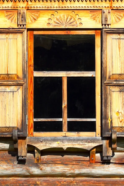 Window of the wooden house. Traditional Russian national ornamen — Stock Photo, Image