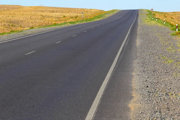 Openbare weg. De snelweg in de woestijn. — Stockfoto