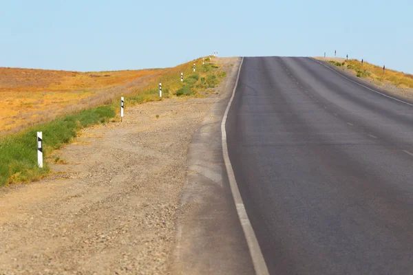 Estrada aberta.A estrada no deserto . — Fotografia de Stock