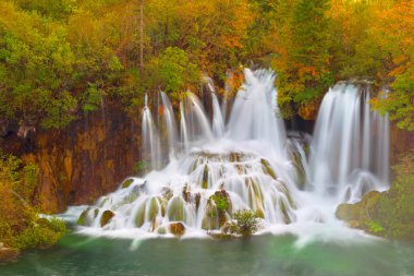 Sonbahar manzara arka plan. Plitvice Gölleri. Hırvatistan.