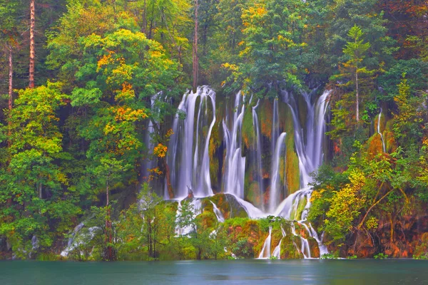 Fondo de paisaje otoñal. Plitvice Lakes. Croacia . —  Fotos de Stock