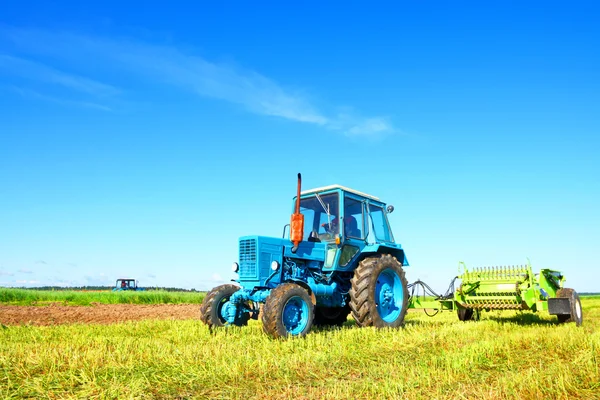 Traktor på ett åkerfält — Stockfoto