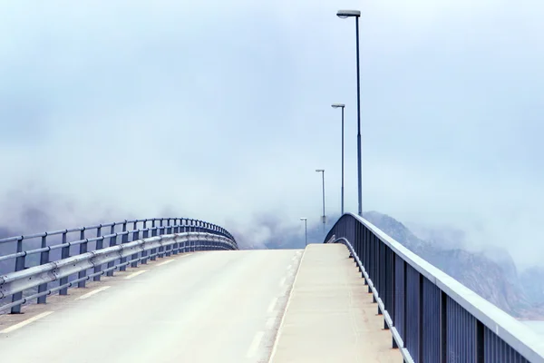 Open road.The bridge in fog — Stock Photo, Image