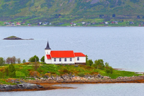 Noruega, fiorde. Ilhas Lofoten. Igreja Católica . — Fotografia de Stock