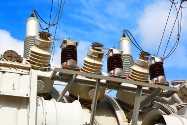 Trafo yüksek voltajlı elektrik.