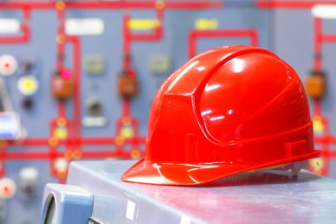 Bir kask ile endüstriyel fabrika iç