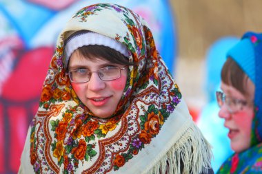 Ulusal Rus elbiseli kız.