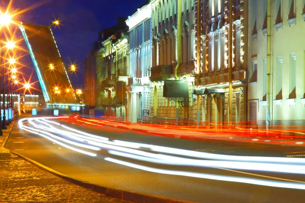 Vista notturna di San Pietroburgo. Dvortsovaya Embankment e Ponte Troitsky — Foto Stock