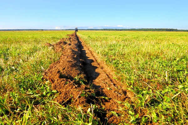 Tractor en un campo de granjeros —  Fotos de Stock