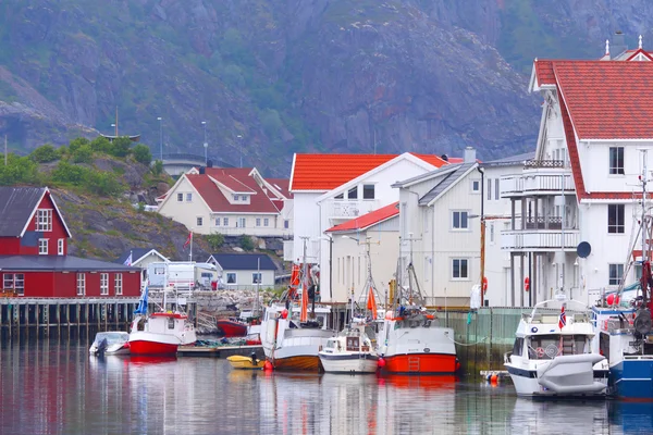 Norveç, fiyort. Balıkçı köyü. Lofoten Adaları. — Stok fotoğraf