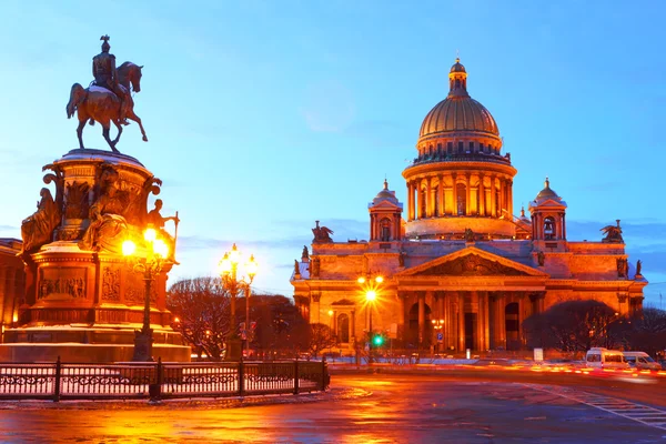 São Petersburgo. Rússia.Vista noturna.St. Isaac... Fotos De Bancos De Imagens