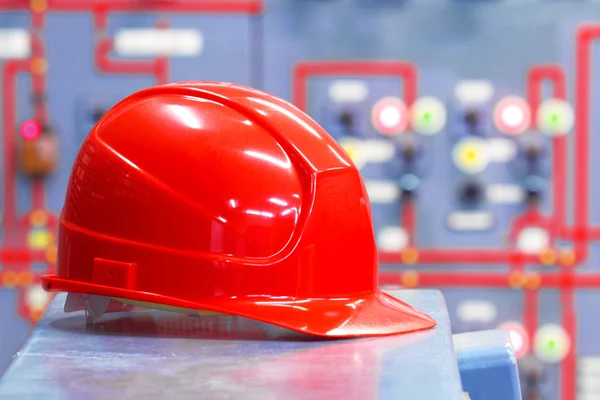 Interior da fábrica industrial com um capacete — Fotografia de Stock