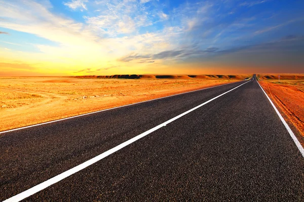 Openbare weg. De autosnelweg in de woestijn. Stockfoto