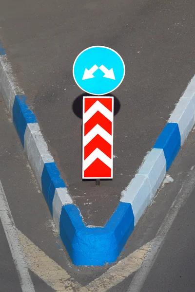 Road sign and marking. Direction sign. — Stock Photo, Image