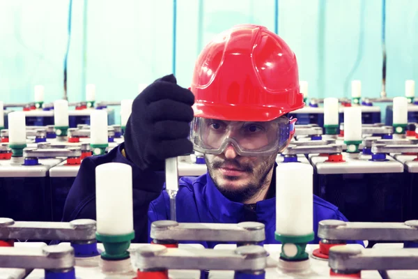 Working in a helmet takes measurements on the equipment — Stock Photo, Image